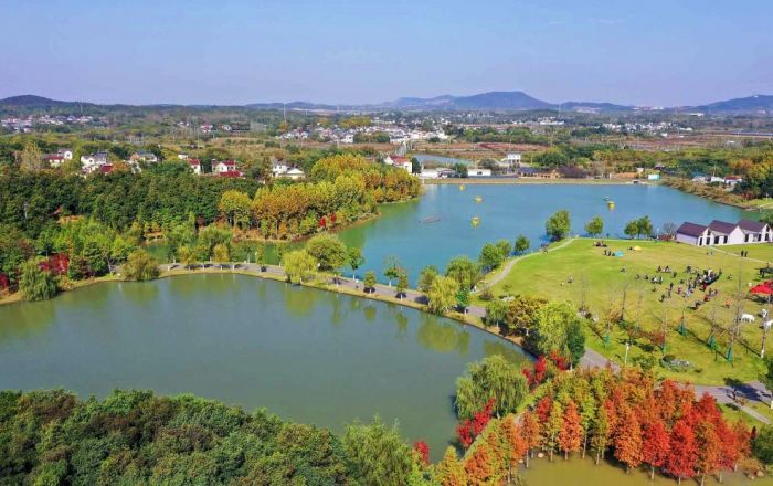 Family Leisure Tour in Autumn